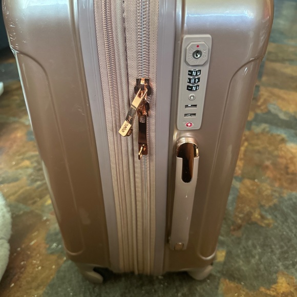 Kensie suitcase - Picture 4 of 4